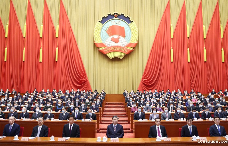 　　3月4日，中国人民政治协商会议第十三届全国委员会第四次会议在北京人民大会堂开幕。这是习近平、李克强、栗战书、王沪宁、赵乐际、韩正、王岐山在主席台就座，汪洋代表政协第十三届全国委员会常务委员会向大会报告工作。新华社记者 鞠鹏 摄
